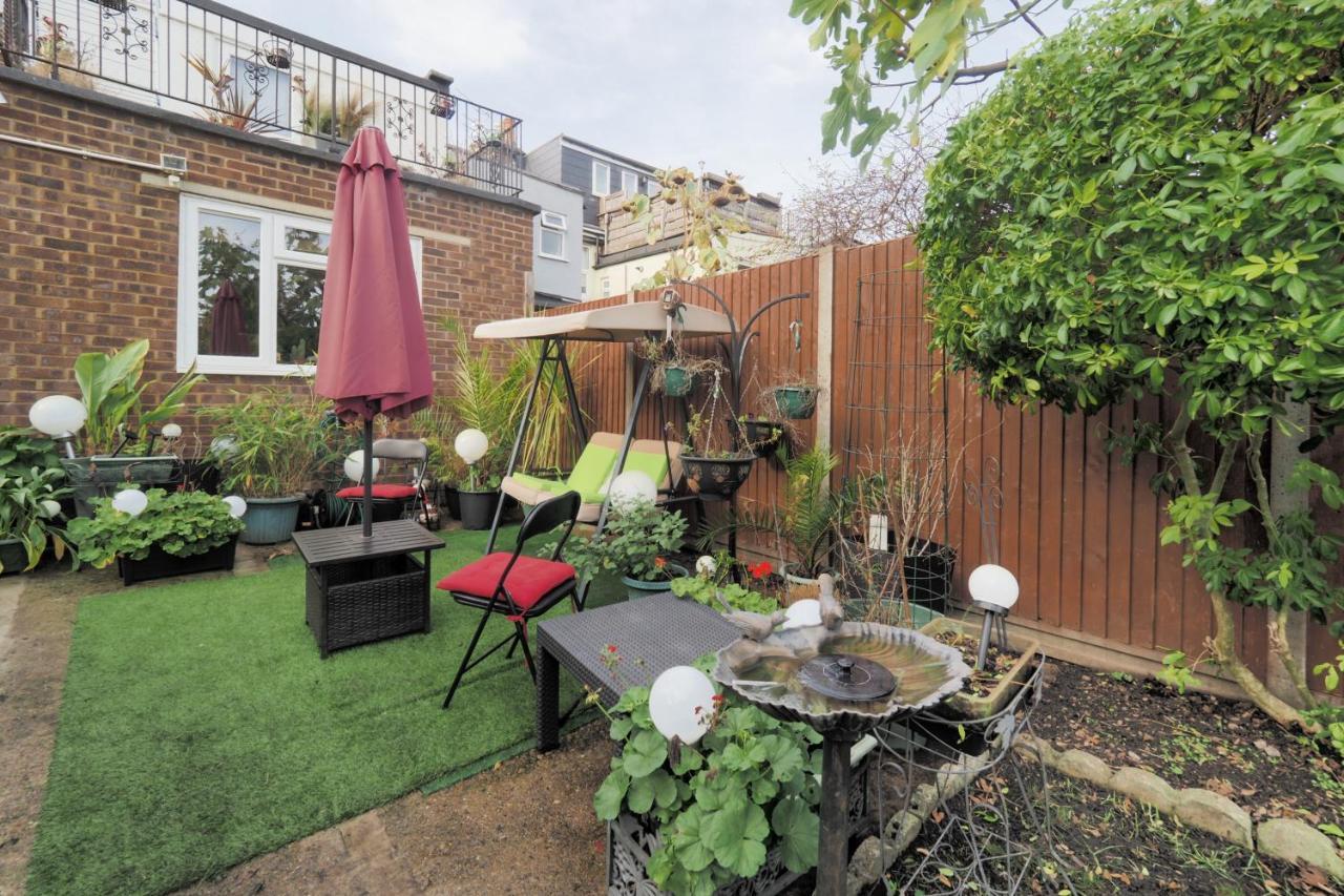 Stunning, Large 1 Bed Riverside Flat Londra