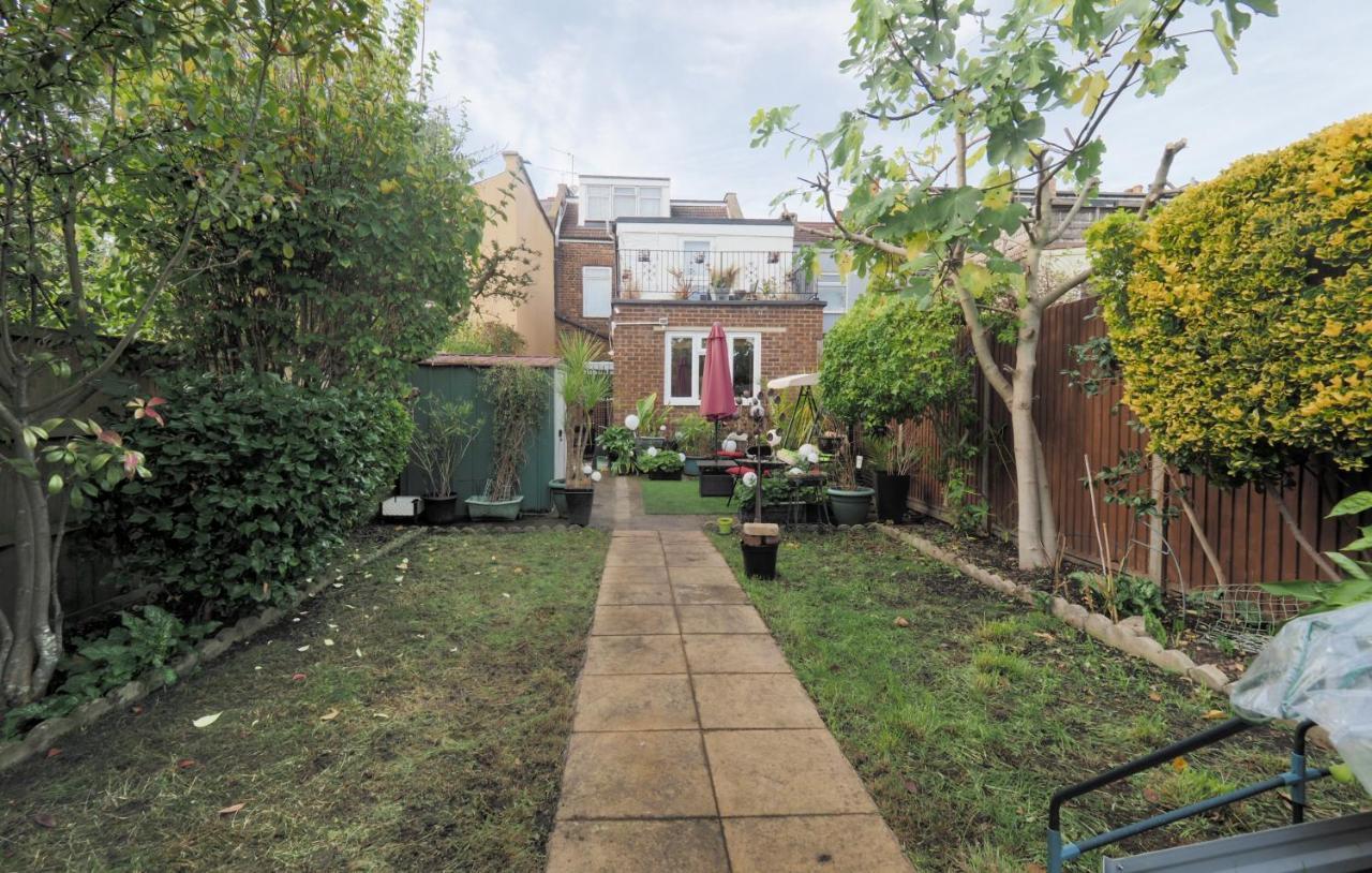 Stunning, Large 1 Bed Riverside Flat * Londra