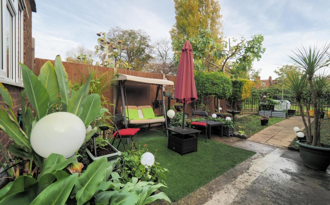 Stunning, Large 1 Bed Riverside Flat * Londra