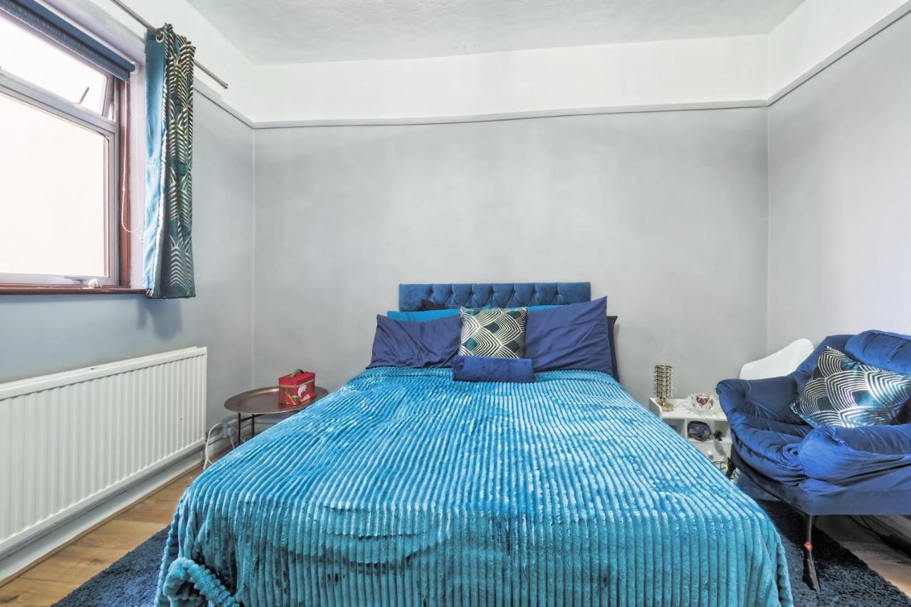 Stunning, Large 1 Bed Riverside Flat Lejlighed *