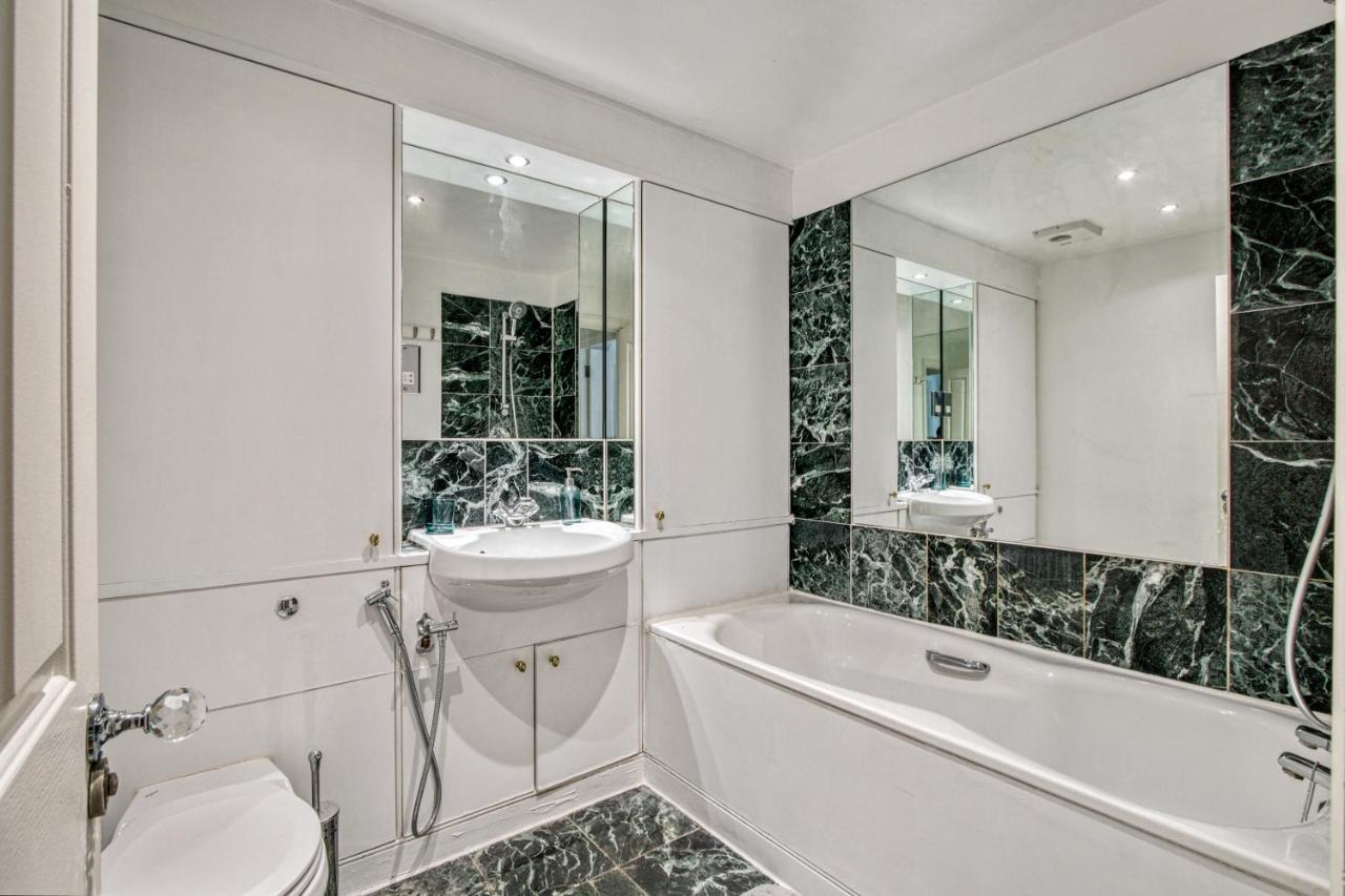2-bed 2-bathroom Mayfair - Maddox St * Londra