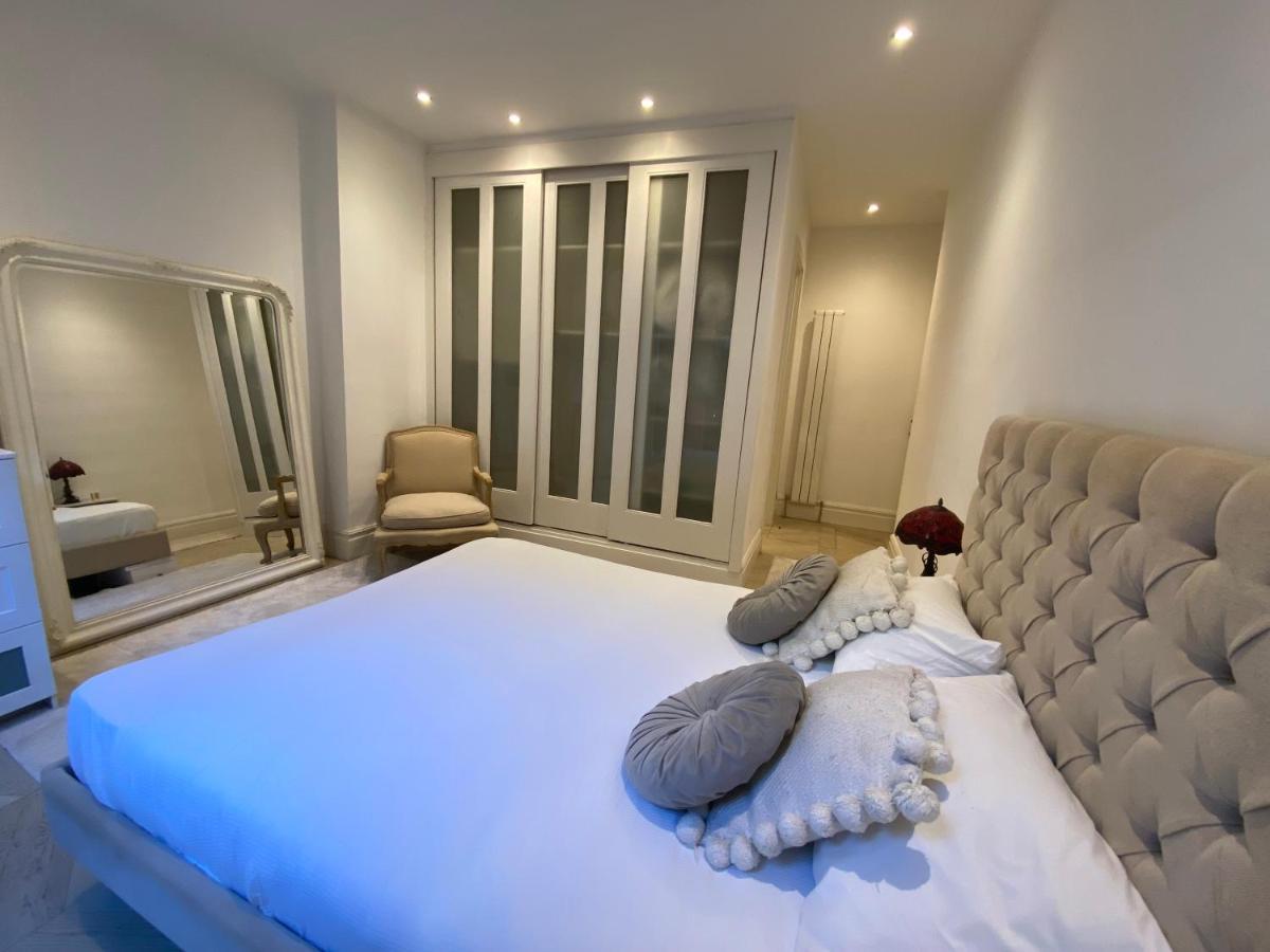 Kensington Garden - 2 Bedrooms * Londra