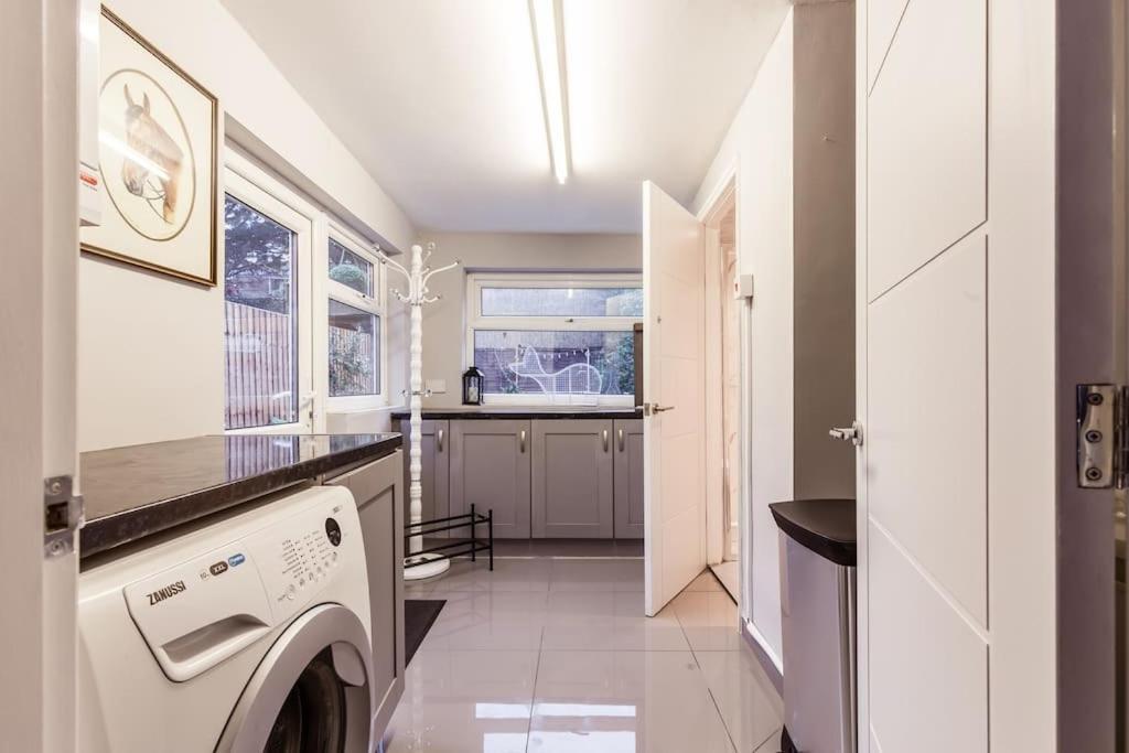 4 Bedroom House, 2 Min Walk From Station Holiday home London