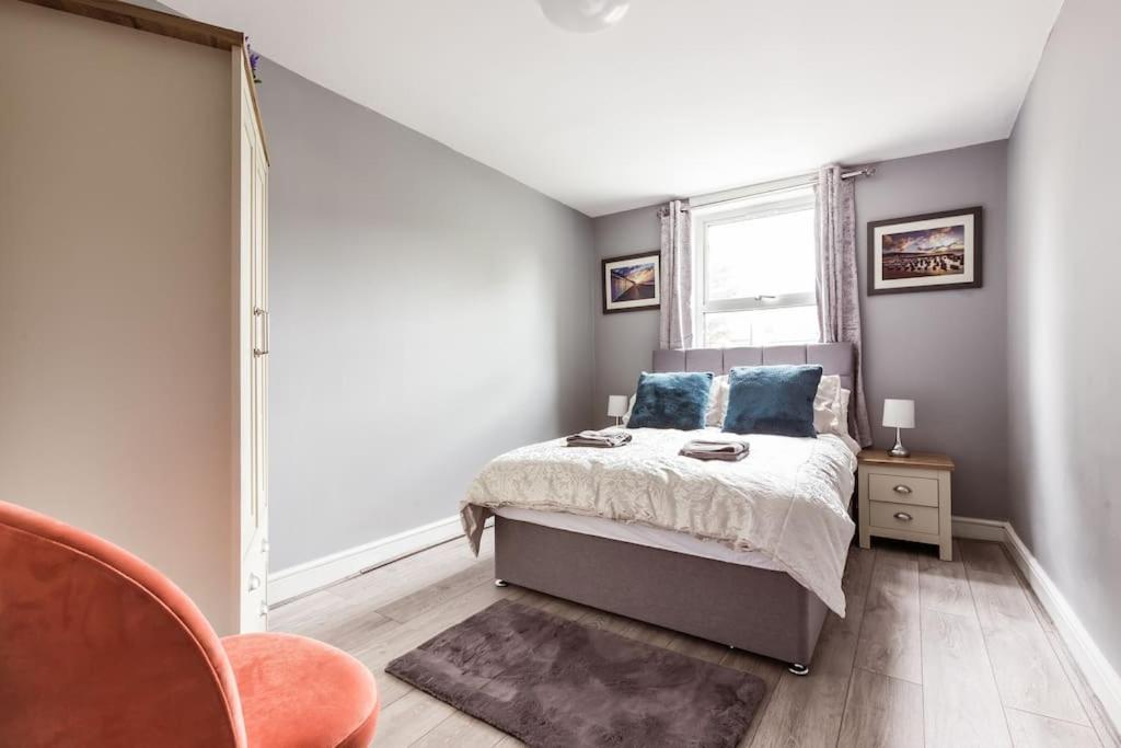 4 Bedroom House, 2 Min Walk From Station Holiday home *