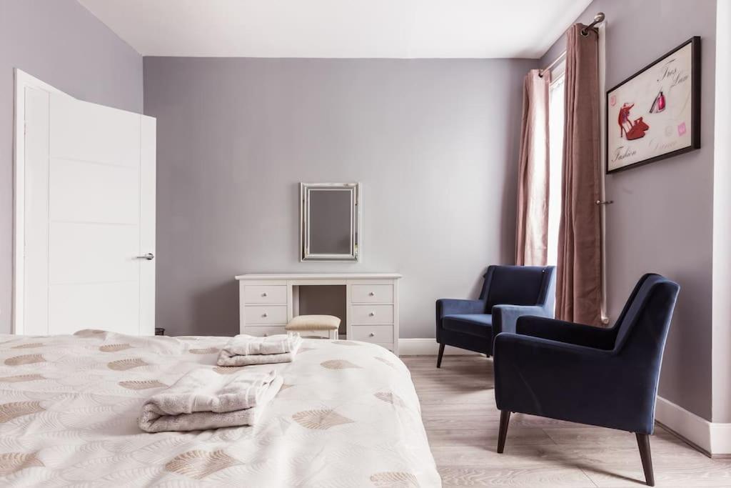 4 Bedroom House, 2 Min Walk From Station Feriehus London