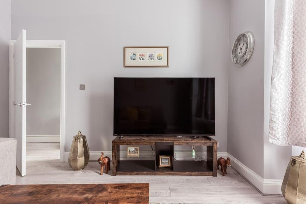 4 Bedroom House, 2 Min Walk From Station * London