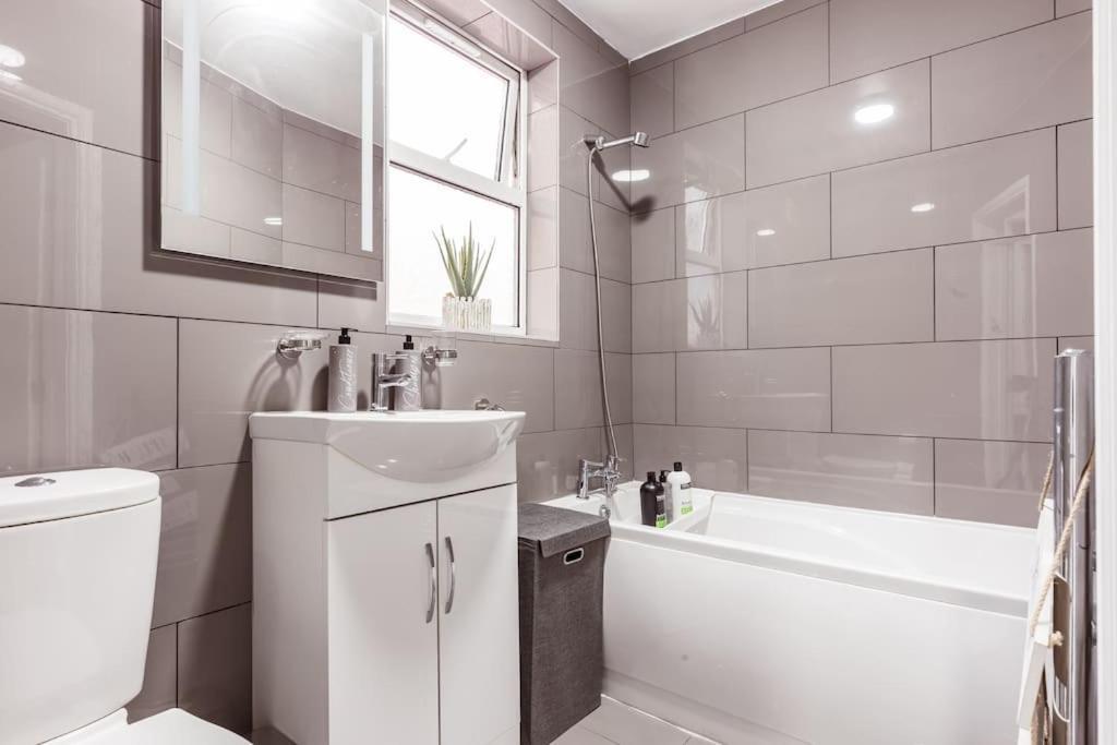 Semesterbostad 4 Bedroom House, 2 Min Walk From Station
