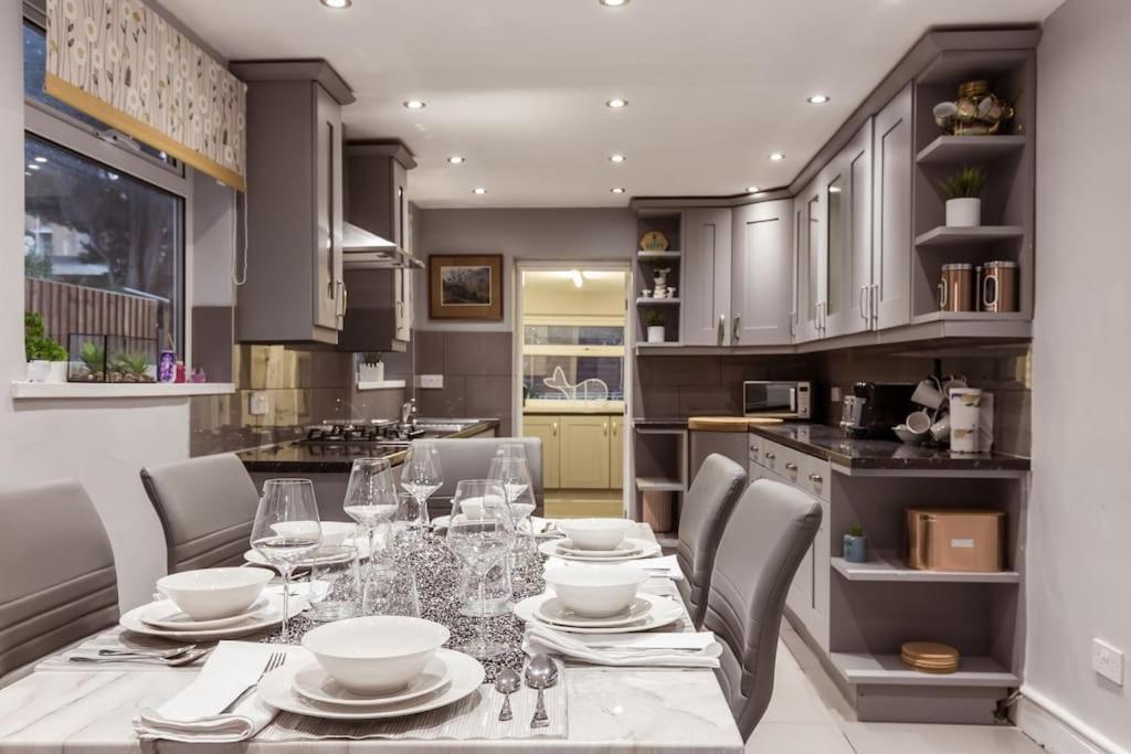 4 Bedroom House, 2 Min Walk From Station Holiday home London