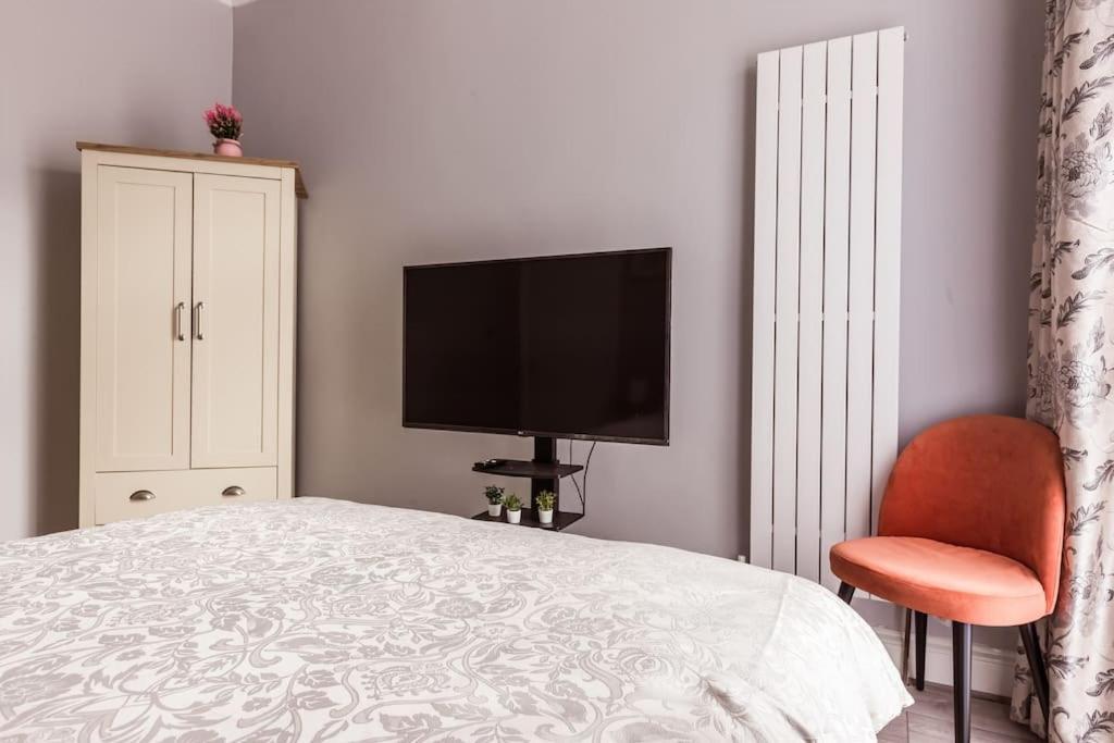 4 Bedroom House, 2 Min Walk From Station