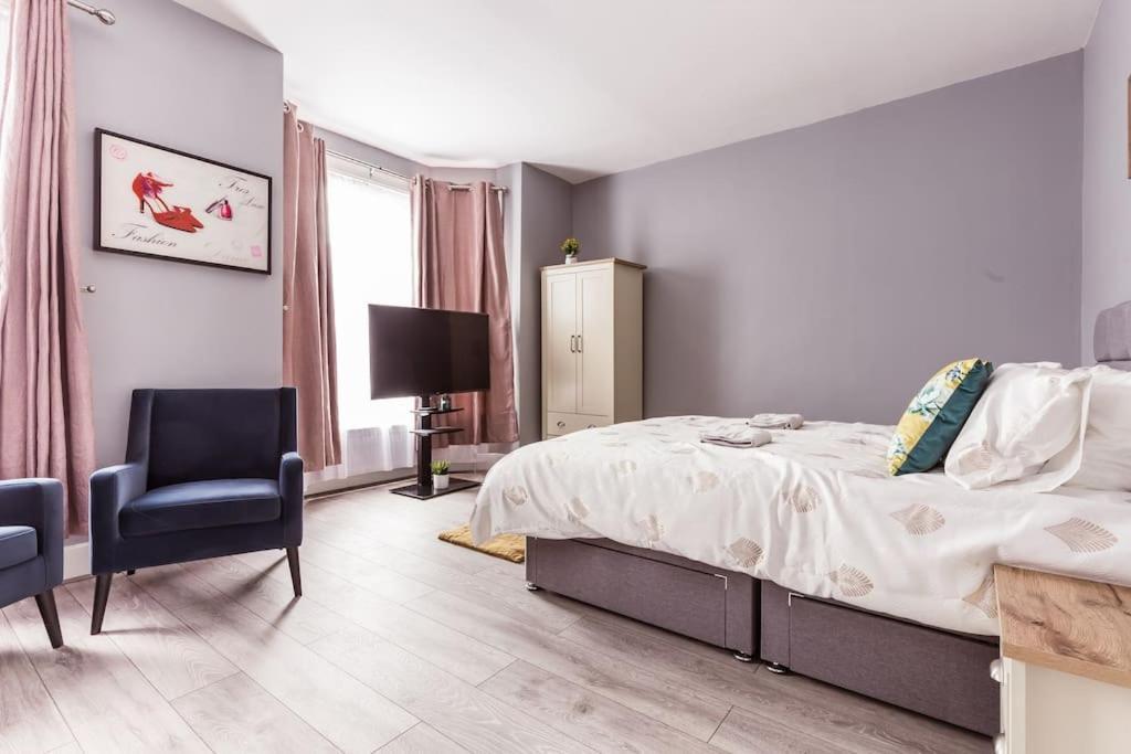 4 Bedroom House, 2 Min Walk From Station London