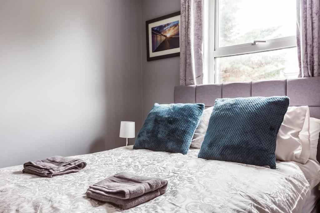 Feriehus 4 Bedroom House, 2 Min Walk From Station