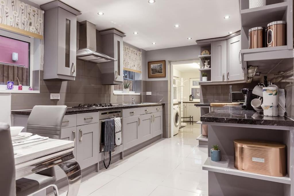 4 Bedroom House, 2 Min Walk From Station Feriehus London