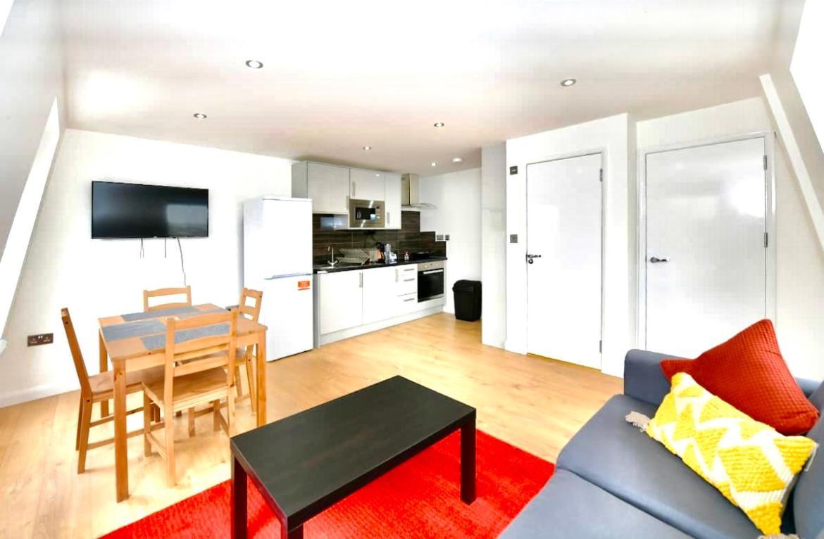 Lovely 2 Bedroom Serviced Penthouse Battersea Park Road Apartment London