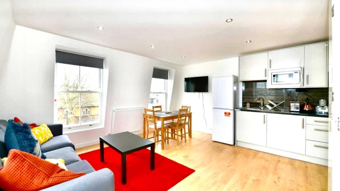 Lovely 2 Bedroom Serviced Penthouse Battersea Park Road London