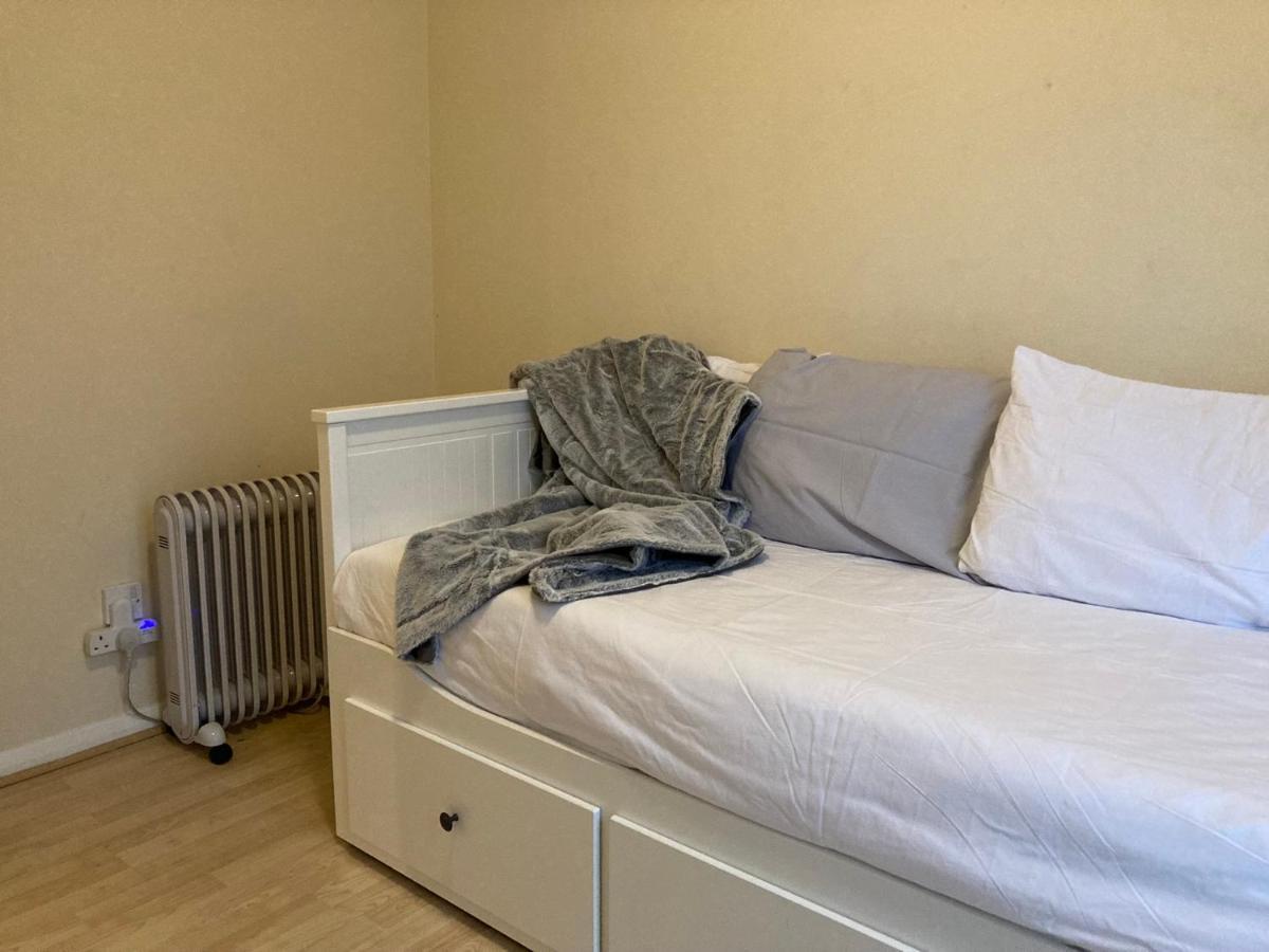Comfortable With Private Balcony And Shared House Privatunterkunft