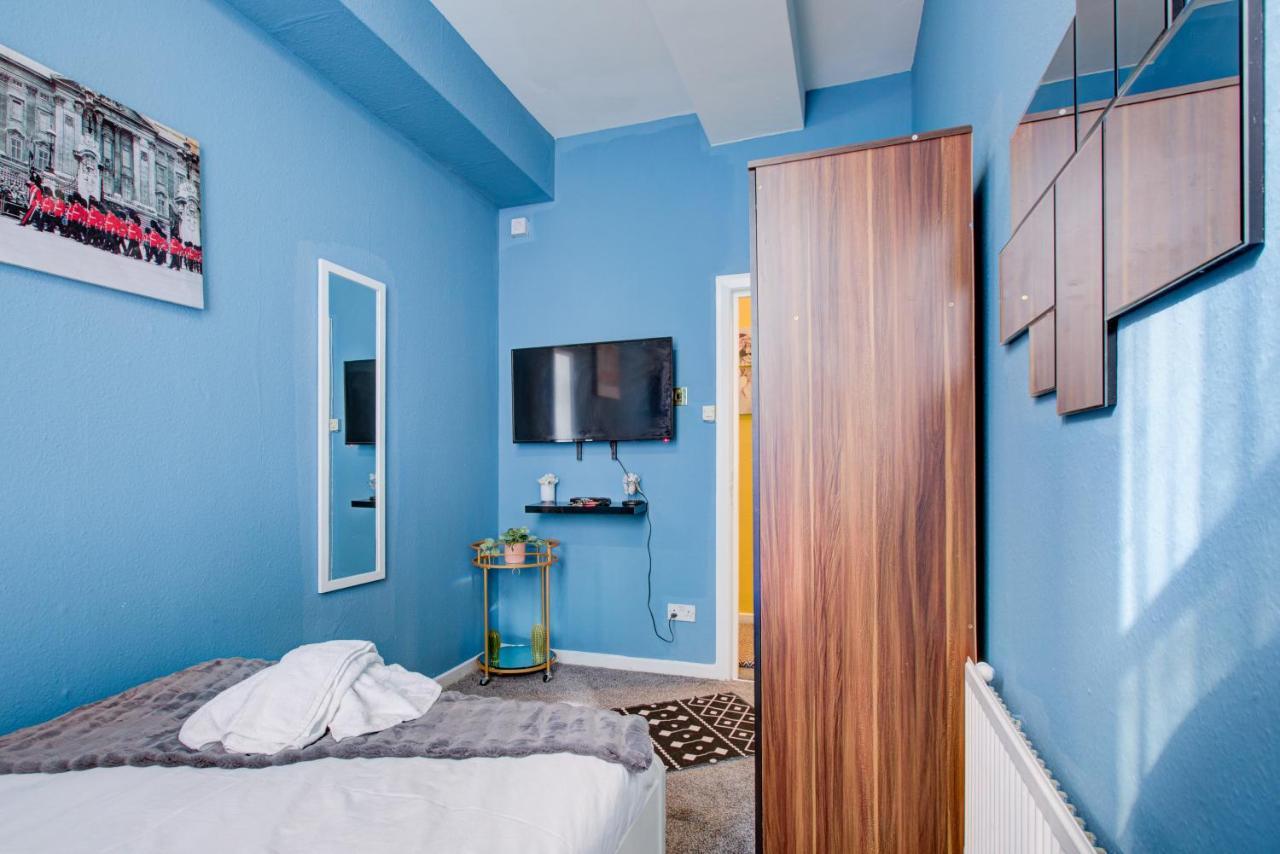 Inviting 2-bed Budget In Lägenhet London