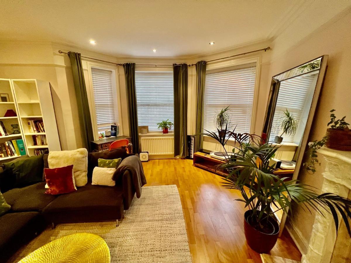 Apartment Spacious Flat With Huge Patio In Central *