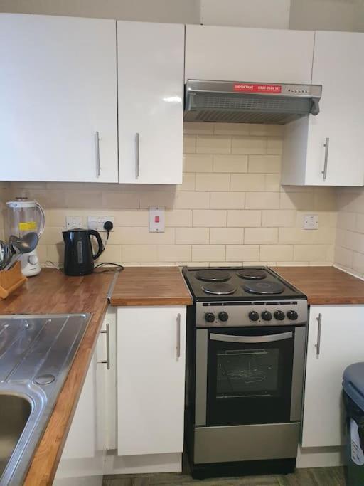 Appartement Lovely 2-bedroom With Indoor Fire Place Londen