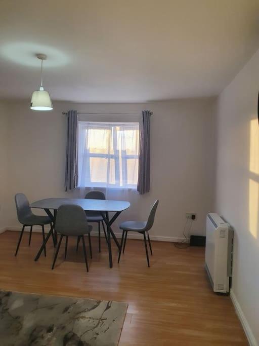 Appartement Lovely 2-bedroom With Indoor Fire Place Londen