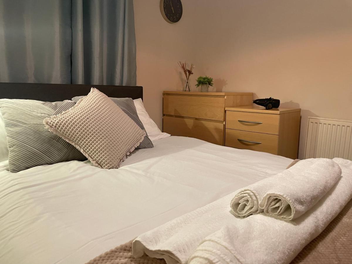 Canary Wharf O2 Excel Flat With Parking & Balcony *