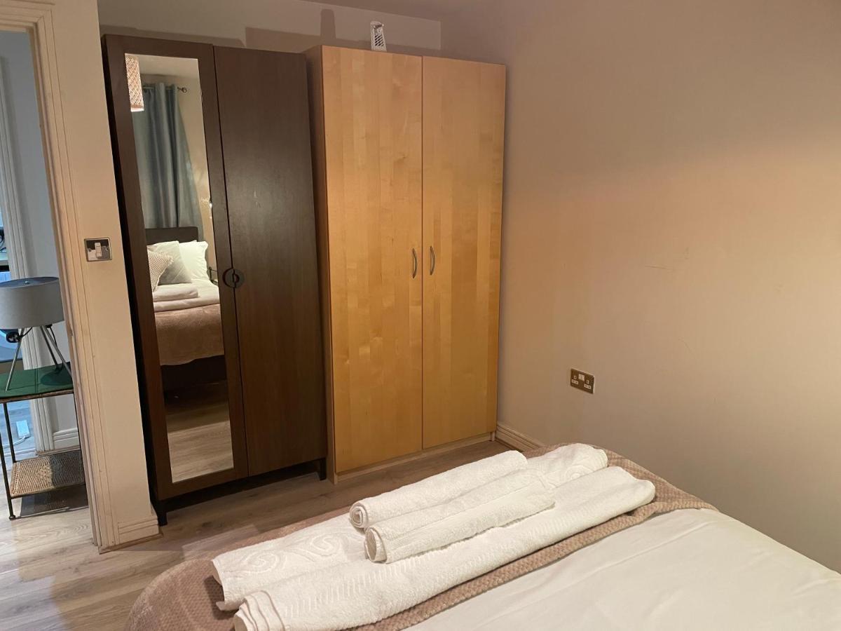 Canary Wharf O2 Excel Flat With Parking & Balcony