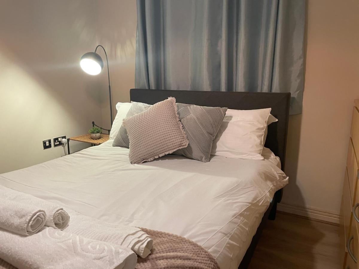 Canary Wharf O2 Excel Flat With Parking & Balcony *
