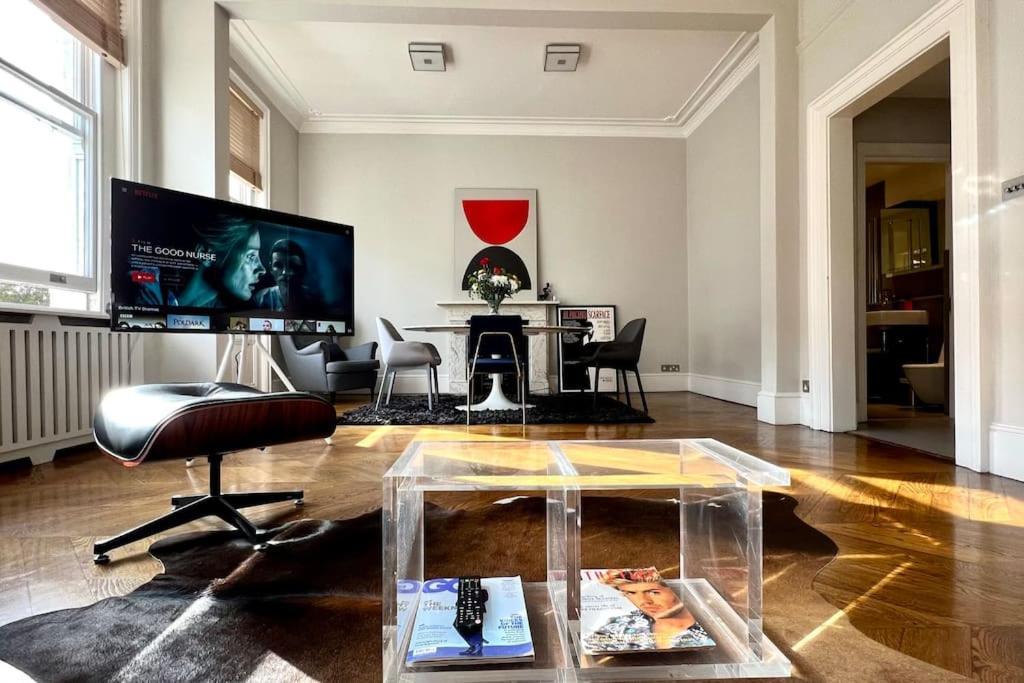 Bond Style In South Kensington Londen