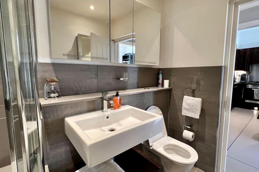 Bond Style In South Kensington Appartement