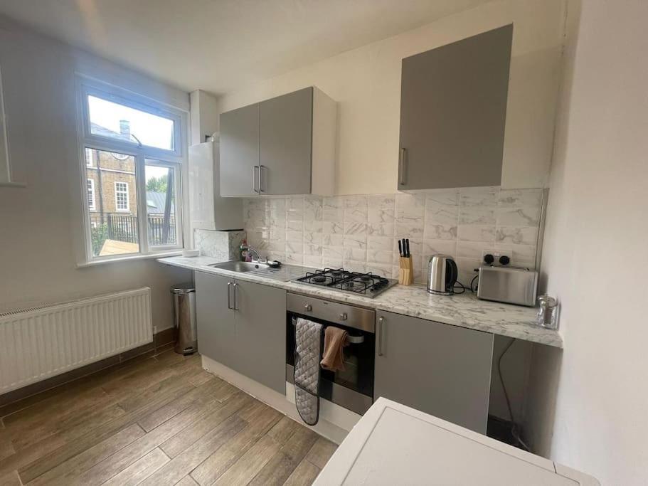 Lovely 2 Bed On Tower Bridge * Londra