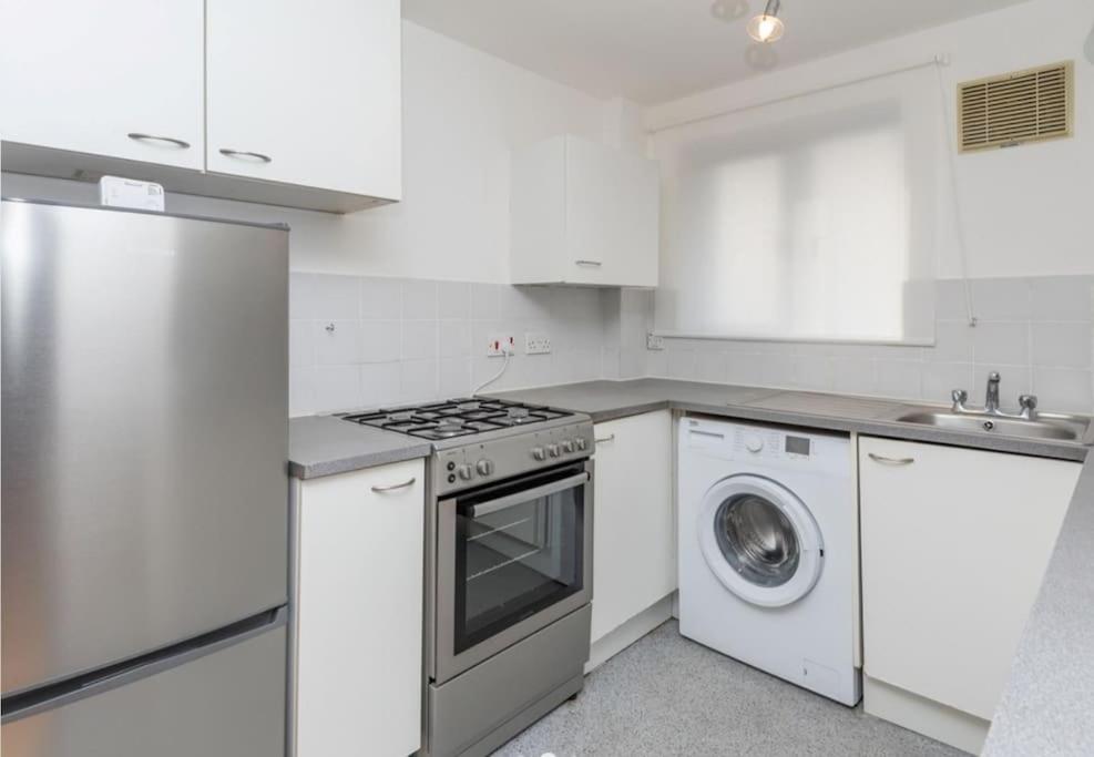 Bright, Interior, Close To The City, 2 Bedroom Appartement Londres