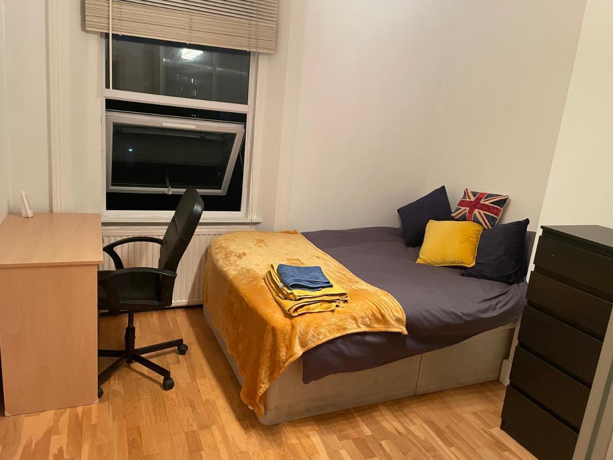 Cozy & Spacious 2 Mins Away From Train Station Londen