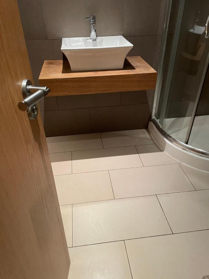 Cozy & Spacious 2 Mins Away From Train Station Accommodatie bij particulieren *