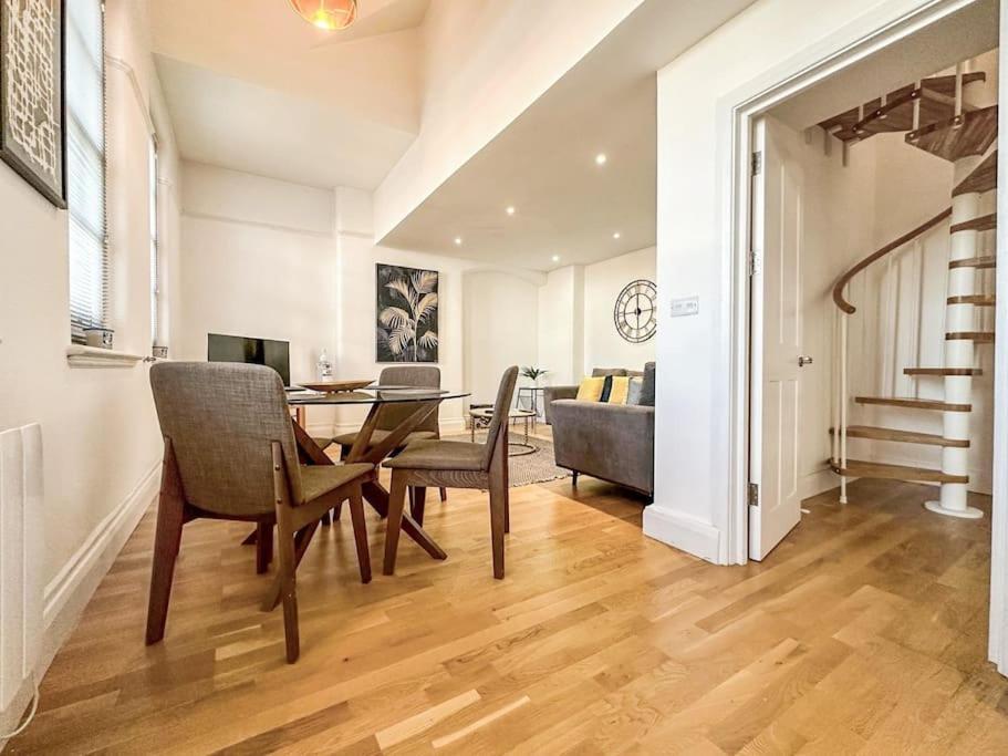 Apartment Newly Refurbished Luxury 3 Bedroom *