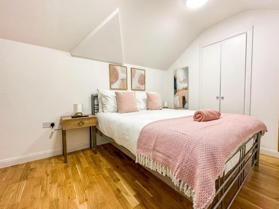 Newly Refurbished Luxury 3 Bedroom Lägenhet *