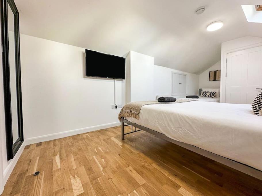 Newly Refurbished Luxury 3 Bedroom Lägenhet *