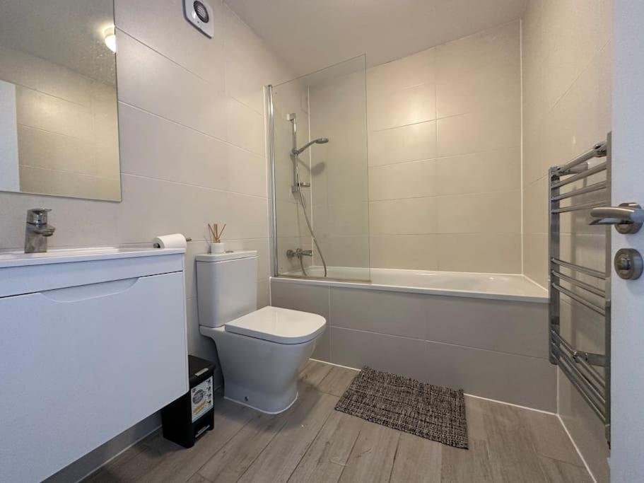 Newly Refurbished Luxury 3 Bedroom Lägenhet *