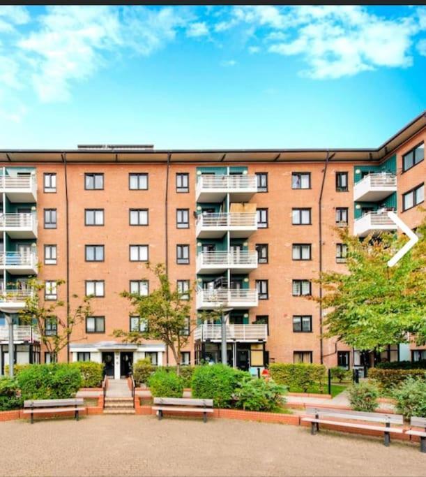 Bright, Interior, Close To The City, 2 Bedroom