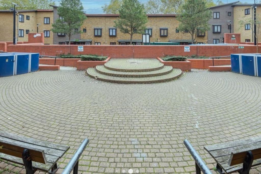 Bright, Interior, Close To The City, 2 Bedroom *