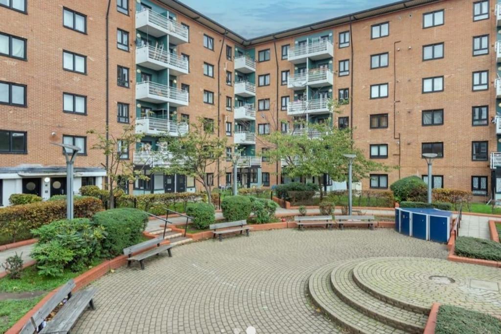 Bright, Interior, Close To The City, 2 Bedroom *