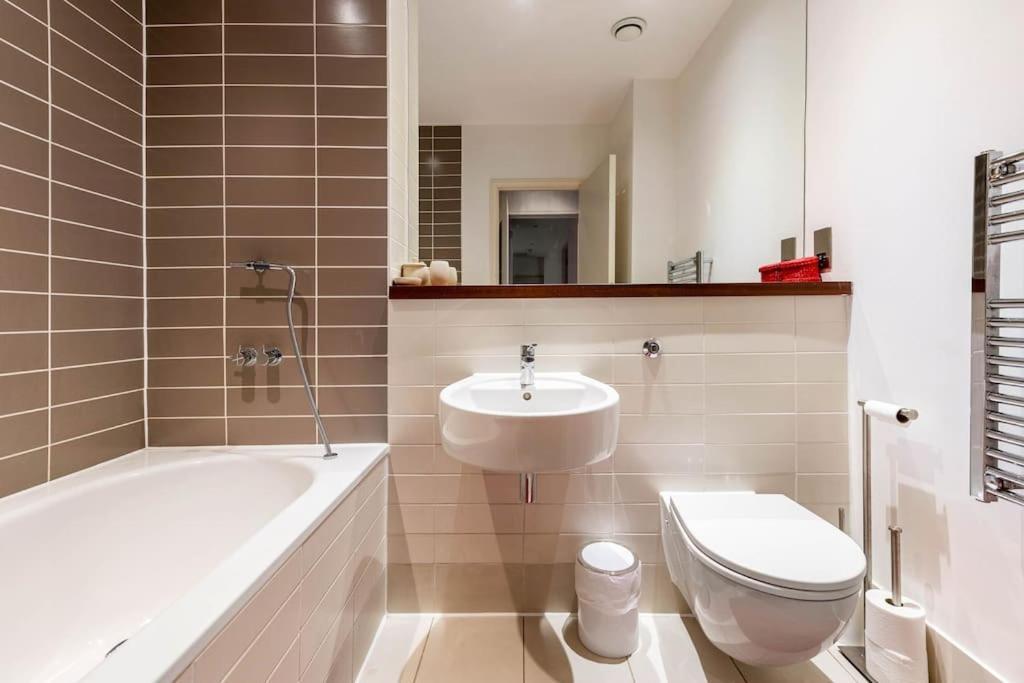 Appartement Luxurious Flat Sunny, Quiet, Design, Lift, Balcony Londen