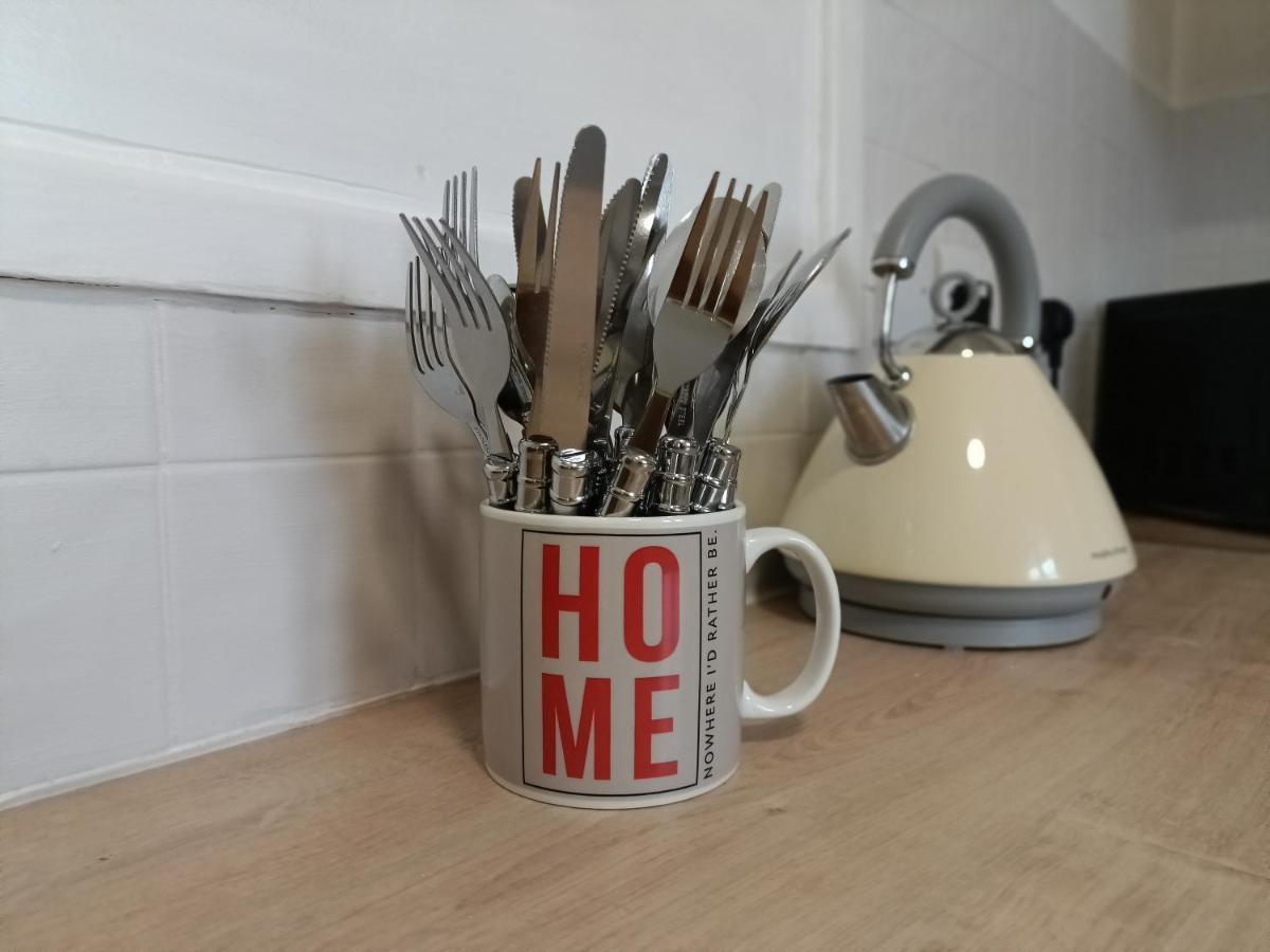 2 Bed Functional House Close To Manor Park Train Station Semesterbostad *