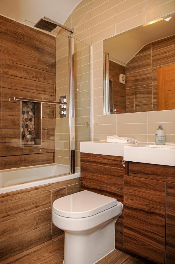 Luxury 5 Star - Parking, Garden, Nr Greater Metro Stations Londen