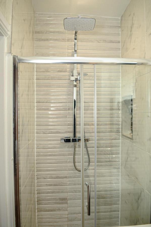Luxury 5 Star - Parking, Garden, Nr Greater Metro Stations Londen