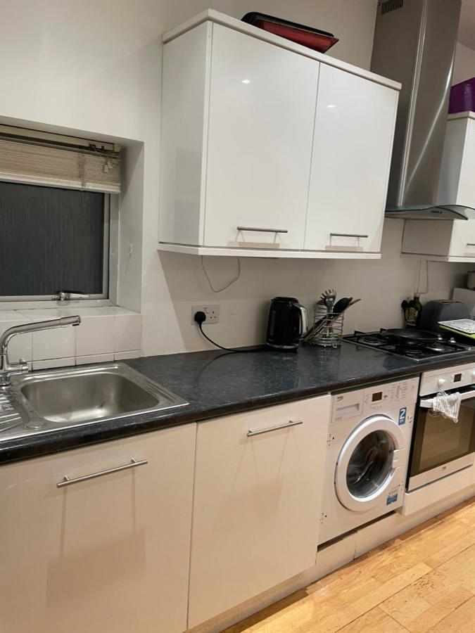 Cozy & Spacious 2 Mins Away From Train Station * Londen