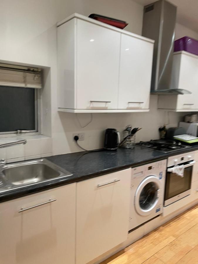 Accommodatie bij particulieren Cozy & Spacious 2 Mins Away From Train Station