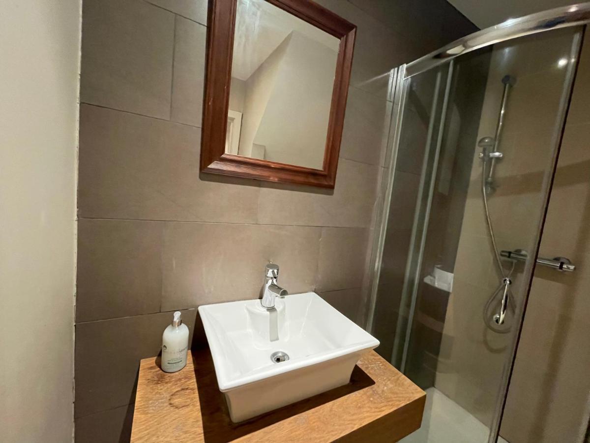 Cozy & Spacious 2 Mins Away From Train Station Londen