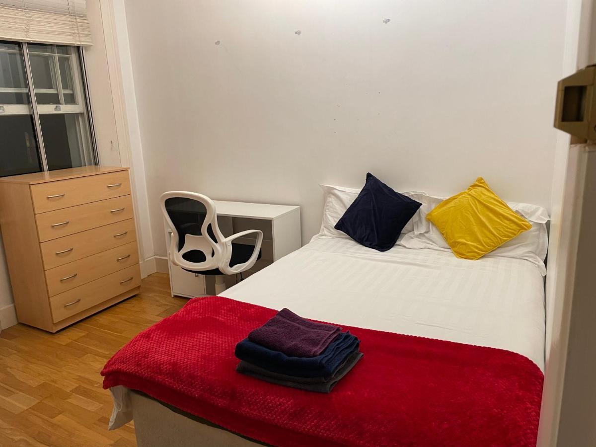 Accommodatie bij particulieren Cozy & Spacious 2 Mins Away From Train Station