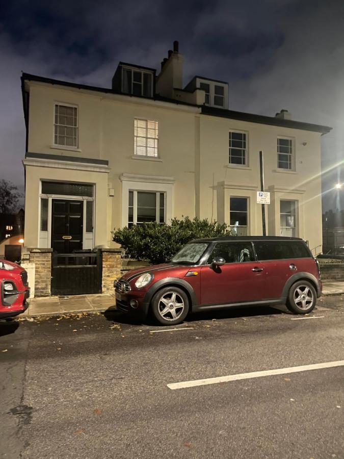 Cozy & Spacious 2 Mins Away From Train Station * Londen