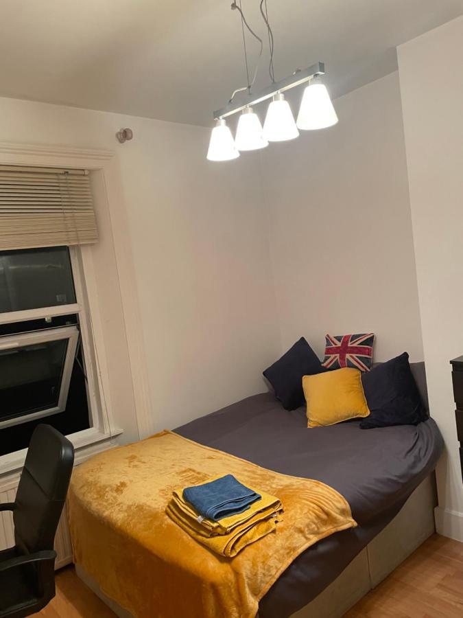 Cozy & Spacious 2 Mins Away From Train Station Accommodatie bij particulieren Londen