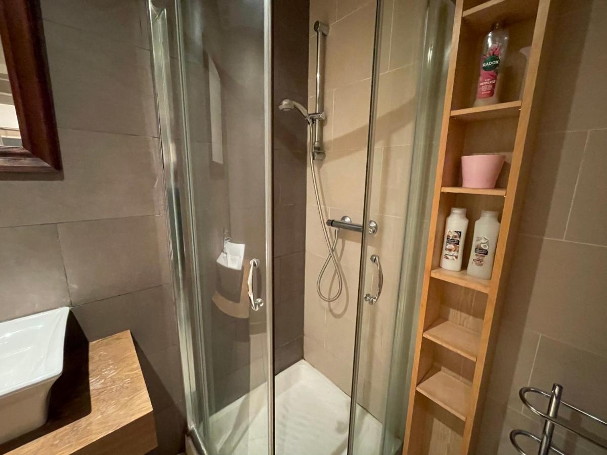 Cozy & Spacious 2 Mins Away From Train Station Londen